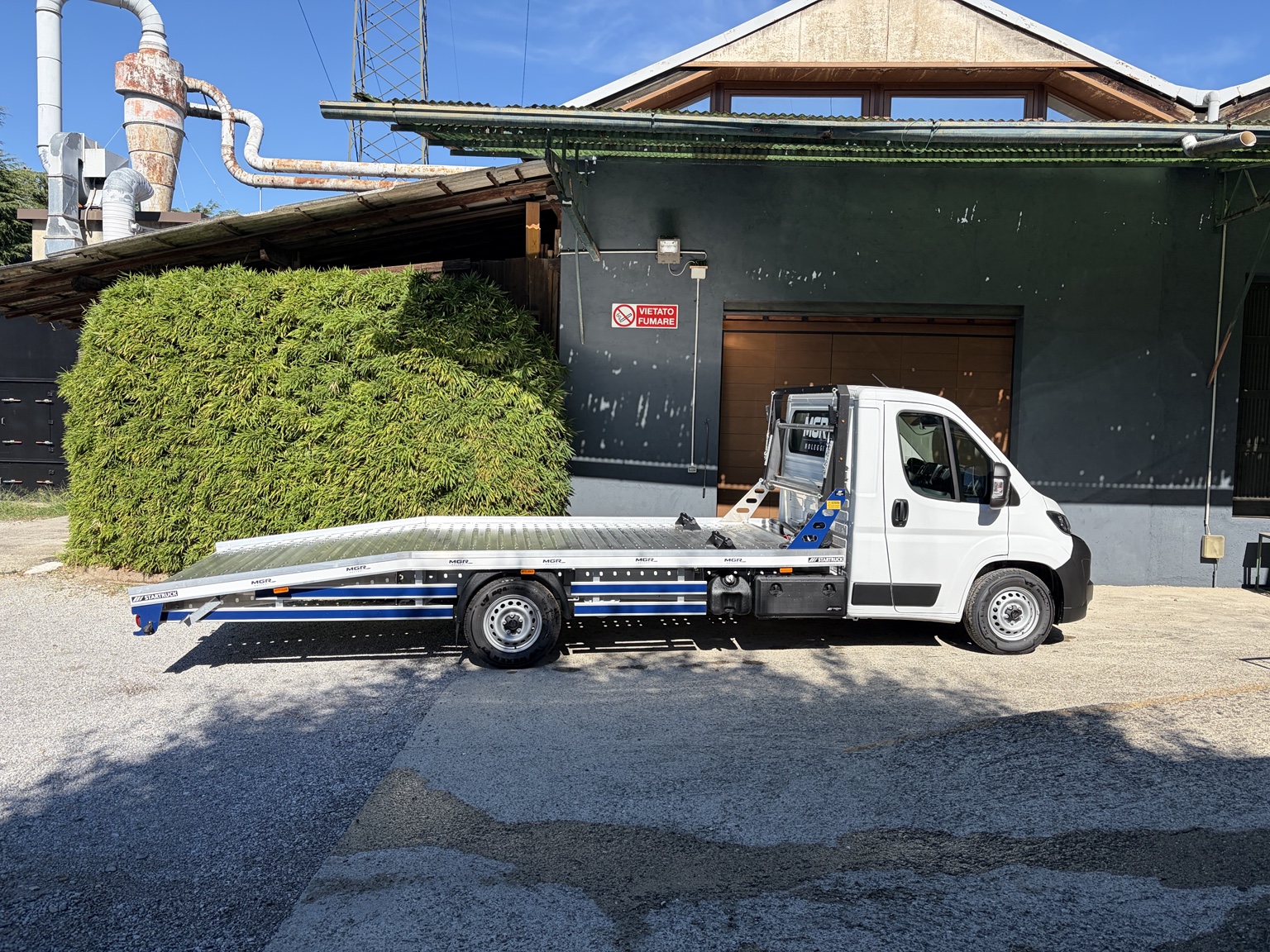 Carroattrezzi MGR Noleggi visto di lato