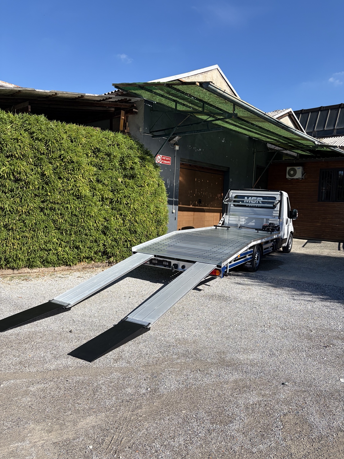 Carroattrezzi MGR Noleggi con rampe aperte