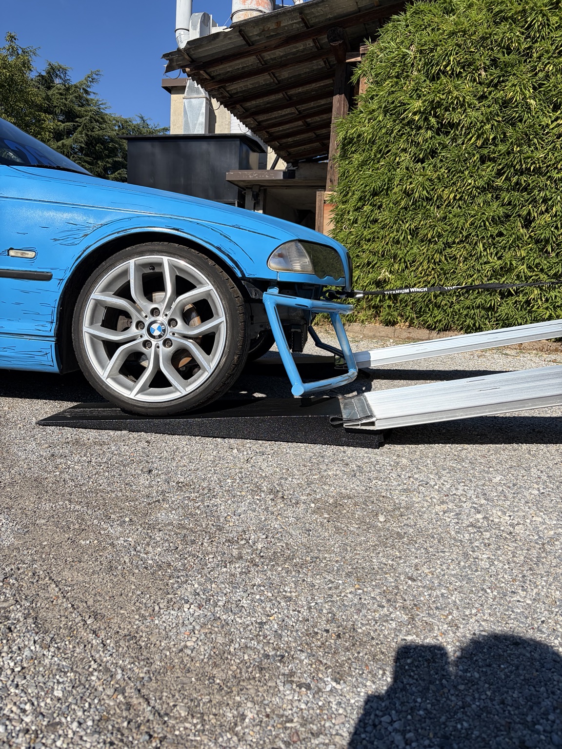 Auto da drift in fase di caricamento sul carroattrezzi MGR Noleggi