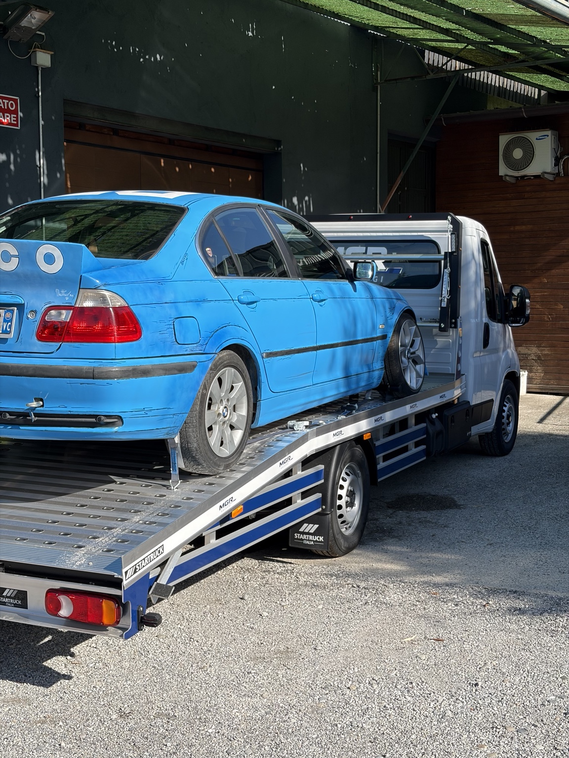 Auto da drift caricata sul carroattrezzi MGR Noleggi