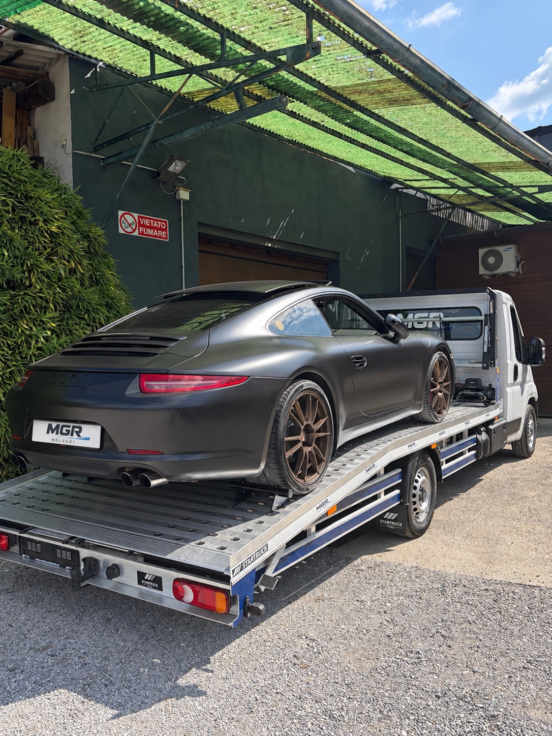 Porsche 911 caricata sul carroattrezzi MGR Noleggi, vista posteriore tre quarti